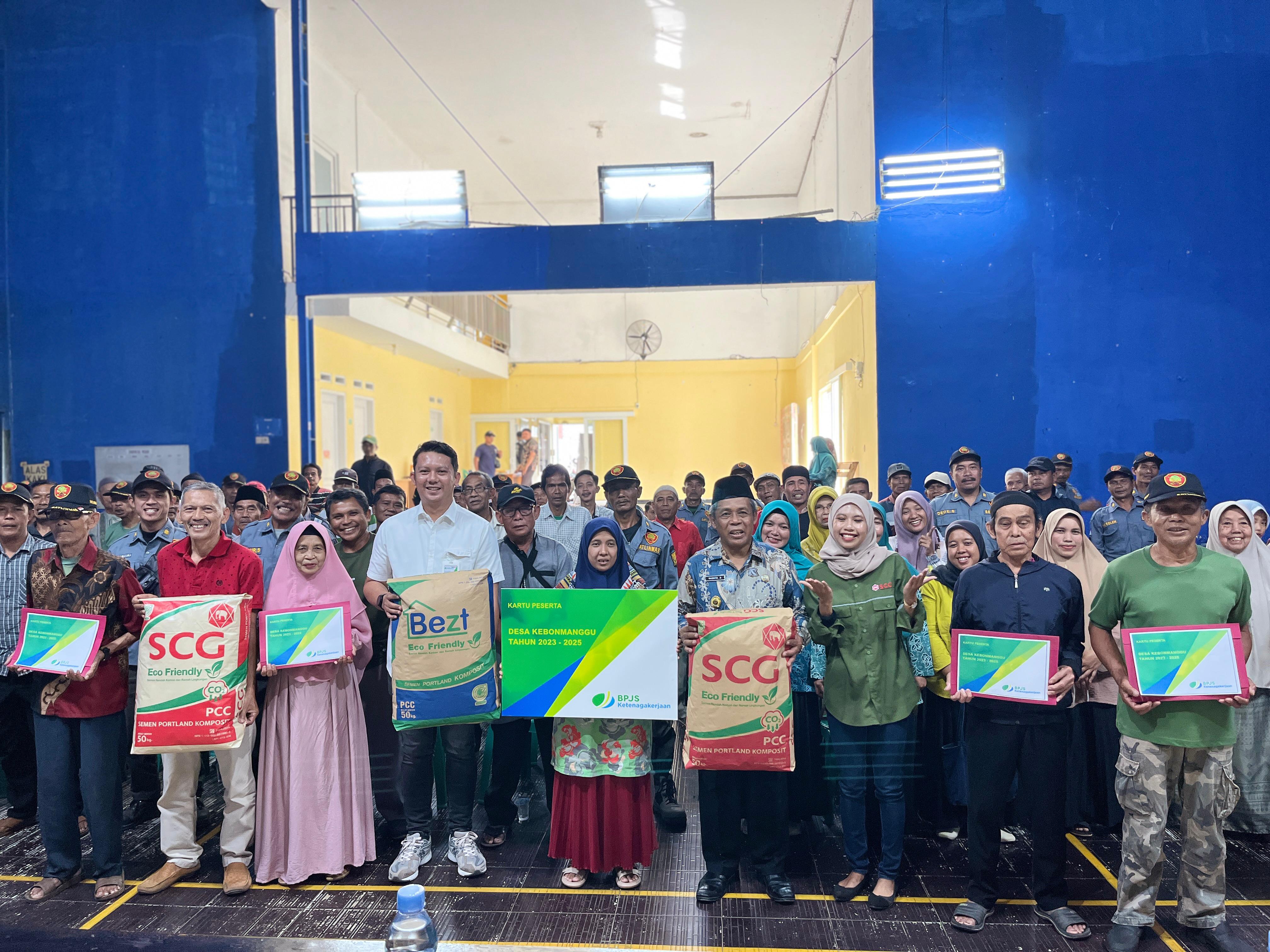 PEMDES KEBONMANGGU SERAHKAN KARTU BPJS KETENAGAKERJAAN BAGI 103 KETUA RT/RW DAN SATLINMAS